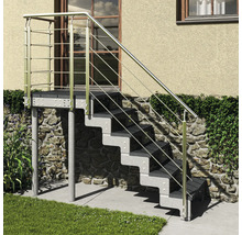 Scară exterioară din metal cu șase trepte, o platformă și o balustradă în fața unui perete de casă.