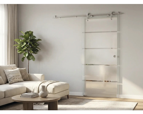 Ușă culisantă din sticlă cu dungi orizontale și sistem metalic într-o sufragerie luminoasă, amenajată modern.