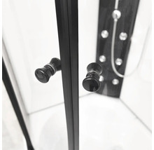 Butoane de ușă negre ale unei cabine de duș din sticlă cu profiluri negre.