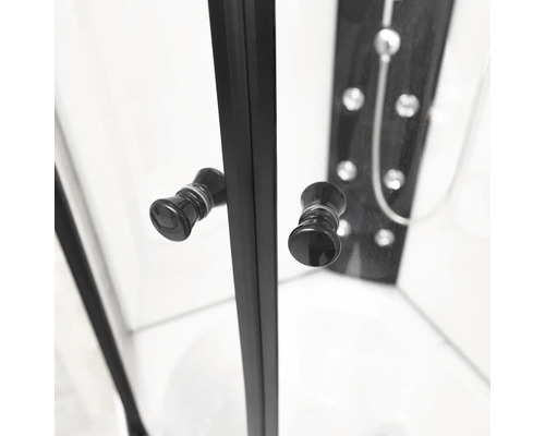 Butoane de ușă negre ale unei cabine de duș din sticlă cu profiluri negre.