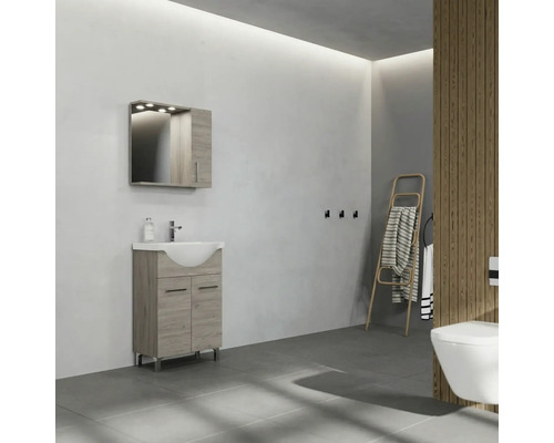 Baie modernă, luminoasă, cu dulap sub lavoar cu aspect de stejar, lavoar din ceramică albă, dulap cu oglindă iluminat și scară din lemn.