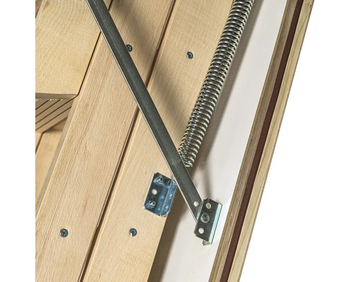 Detaliu al mecanismului scării de mansardă cu arc de tracțiune din metal, braț de pârghie și feronerie pe șipci de lemn.