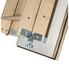 Vedere de aproape a mecanismului de pliere al unei scări de acces la pod din lemn cu balamale metalice.