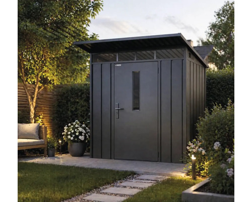 Căsuță de grădină modernă din metal cu acoperiș tip pupitru, ușă cu fereastră și luminatoare într-o grădină cu alee din dale și plante.