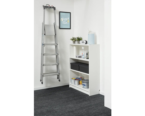 Spațiu de depozitare organizat cu raft alb și scară din aluminiu pe perete, conținând cutii de vopsea și cutii de depozitare.