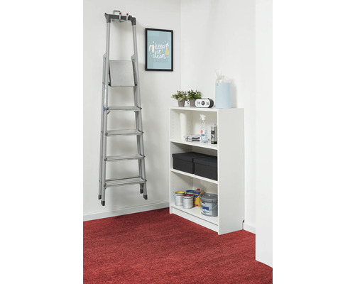 Spațiu de depozitare organizat cu o scară din aluminiu pe un suport de perete și un raft alb cu cutii de depozitare și cutii de vopsea.