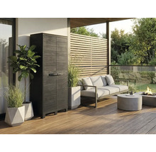 Dulap înalt de grădină cu aspect de lemn pe o terasă modernă cu mobilier de exterior și plante.