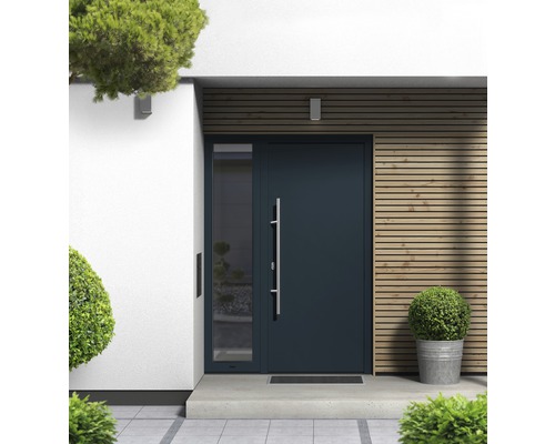 Ușă de intrare modernă cu panou lateral și mâner din oțel inoxidabil în fața unei fațade cu placare din lemn