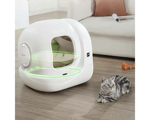 Litieră inteligentă automatizată pentru pisici PETKIT Pura Max într-o cameră de zi luminoasă cu o pisică pe podeaua de lemn.