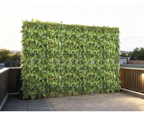 Perete de plante artificiale ca paravan de protecție pe o terasă cu gresie și balustradă.
