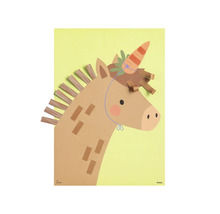 Set de creație pentru un unicorn din hârtie în formă de măgar cu un morcov pe post de corn.
