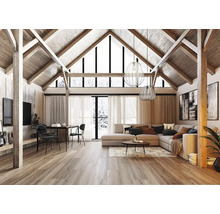 Sufragerie spațioasă cu tavan înalt, grinzi din lemn expuse, canapea de colț gri, zonă de luat masa și podea din lemn deschis în stil rustic modern.