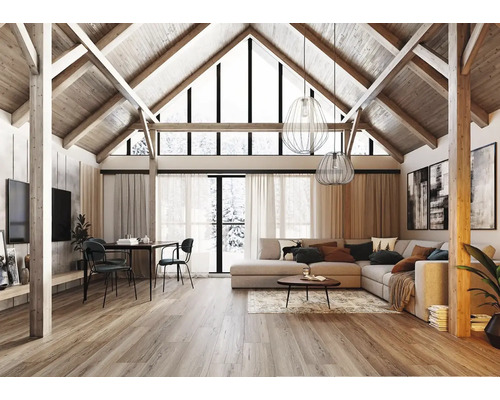 Sufragerie spațioasă cu tavan înalt, grinzi din lemn expuse, canapea de colț gri, zonă de luat masa și podea din lemn deschis în stil rustic modern.
