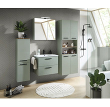 Set modern de mobilier de baie verde salvie cu dulap sub lavoar, dulap cu oglindă și dulapuri înalte pe un perete gri cu model de os de pește.