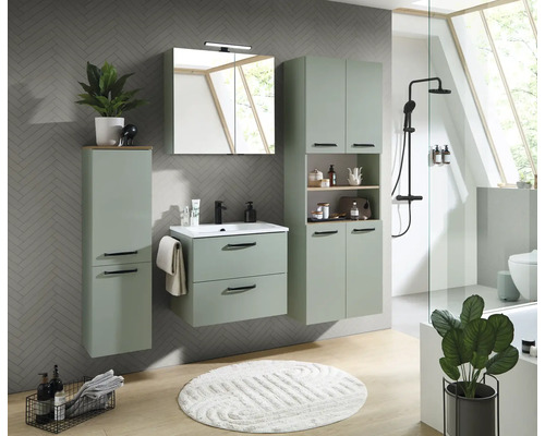 Set modern de mobilier de baie verde salvie cu dulap sub lavoar, dulap cu oglindă și dulapuri înalte pe un perete gri cu model de os de pește.