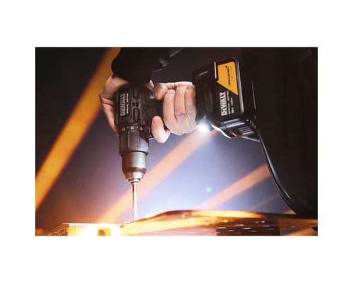 Persoană care utilizează o mașină de găurit 18 Volt cu DeWALT Logo, McLaren Logo și iluminare pentru a găuri o suprafață.