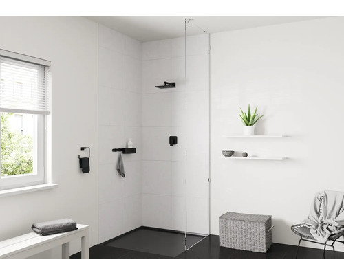 Baie modernă, minimalistă, cu duș de tip walk-in, perete de sticlă și baterii negre. Aspect luminos și organizat.