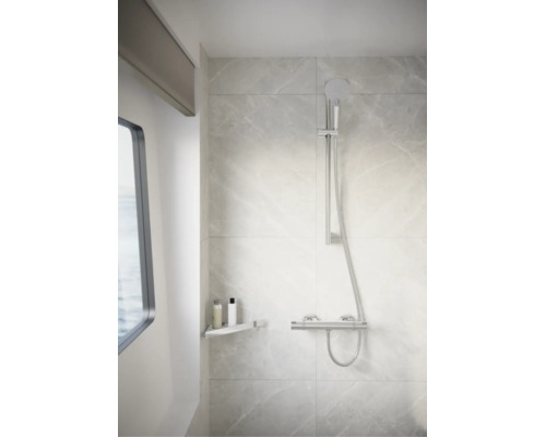 Set modern de duș cu baterie termostatică, pară de duș și tijă de duș pe faianță cu aspect de marmură. Include poliță de colț.