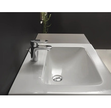 Lavoar dreptunghiular din ceramică albă cu baterie monocomandă cromată într-o baie modernă.