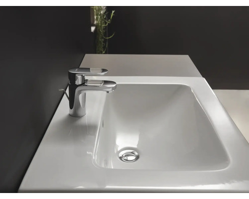 Lavoar dreptunghiular din ceramică albă cu baterie monocomandă cromată într-o baie modernă.