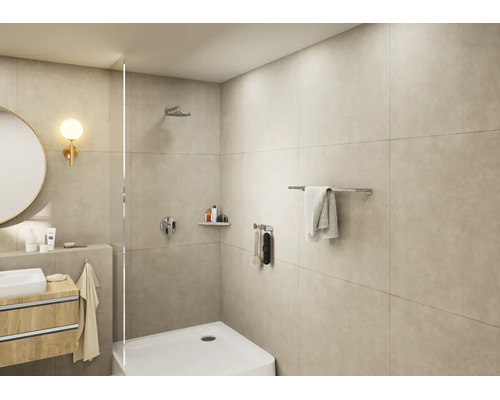 Baie modernă cu duș walk-in, cădiță albă, perete din sticlă, lavoar cu mască din lemn și plăci mari cu aspect de piatră.