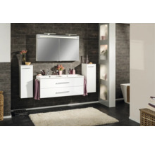 Set de mobilier modern pentru baie format dintr-o mască de chiuvetă dublă albă, un dulap cu oglindă iluminat și două dulapuri suspendate albe.