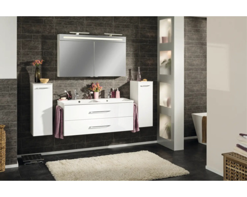 Set de mobilier modern pentru baie format dintr-o mască de chiuvetă dublă albă, un dulap cu oglindă iluminat și două dulapuri suspendate albe.