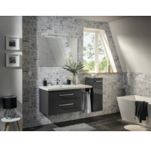 Baie modernă cu mobilier de chiuvetă antracit, dulap lateral, oglindă mare și cadă de sine stătătoare.