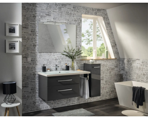 Baie modernă cu mobilier de chiuvetă antracit, dulap lateral, oglindă mare și cadă de sine stătătoare.