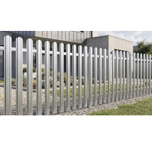 Gard de grădină modern din lamele metalice verticale cu traverse orizontale într-o grădină luminoasă cu pietriș și plante în fața unei case.