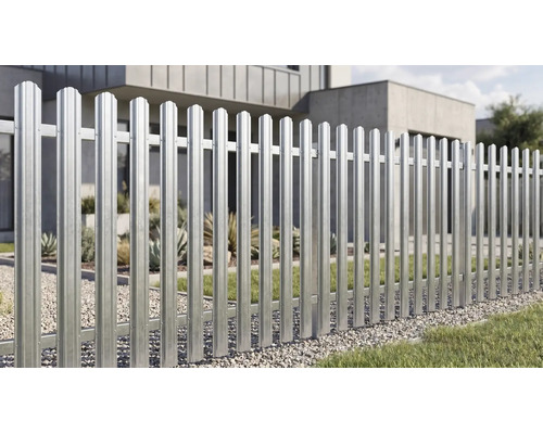 Gard de grădină modern din lamele metalice verticale cu traverse orizontale într-o grădină luminoasă cu pietriș și plante în fața unei case.