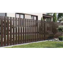 Gard modern pentru grădină din profile metalice maro cu șipci verticale într-o grădină amenajată în fața unei case.