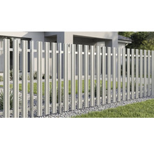 Gard de grădină modern cu bare metalice verticale în fața unei case cu gazon și pietriș.