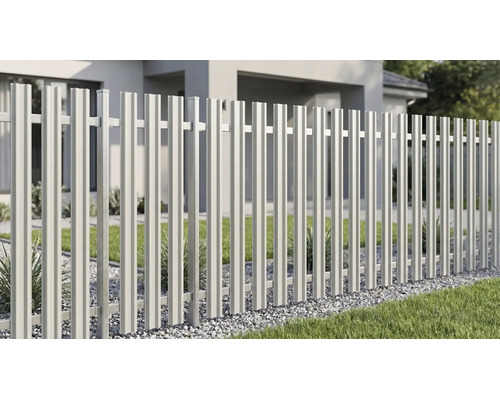 Gard de grădină modern cu bare metalice verticale în fața unei case cu gazon și pietriș.