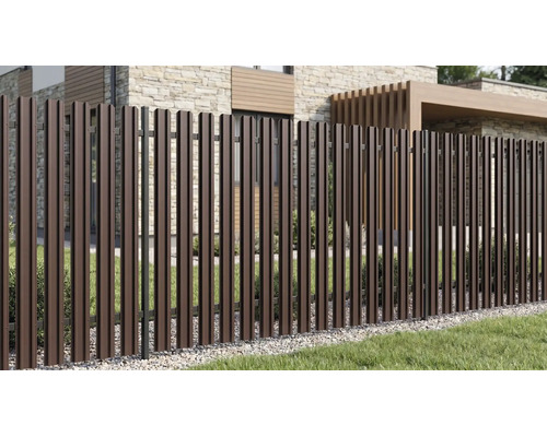 Gard metalic modern pentru grădină cu lamele verticale în fața unei case cu fațadă din piatră și gazon.