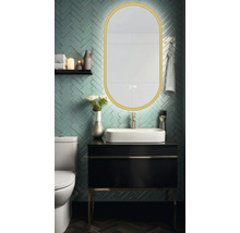 Baie modernă cu oglindă ovală iluminată, mască de chiuvetă neagră, lavoar pe blat alb și faianță cu model spic.