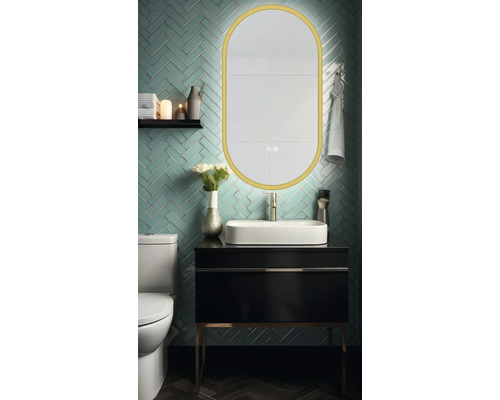 Baie modernă cu oglindă ovală iluminată, mască de chiuvetă neagră, lavoar pe blat alb și faianță cu model spic.