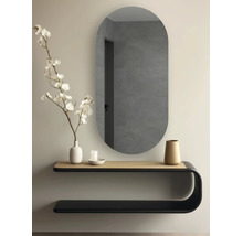 Oglindă de perete ovală într-un hol modern, minimalist, deasupra unei console din lemn și metal, decorată cu orhidee albe și vaze.