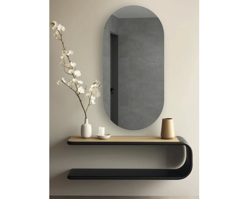Oglindă de perete ovală într-un hol modern, minimalist, deasupra unei console din lemn și metal, decorată cu orhidee albe și vaze.