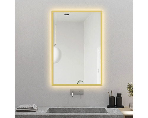 Oglindă de baie dreptunghiulară cu iluminare LED și ramă metalică deasupra unei chiuvete într-o baie modernă.