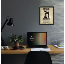 Poster înrămat Harry Potter Undesirable numărul 1 pe un perete gri deasupra unui birou din lemn organizat cu laptop și lampă.