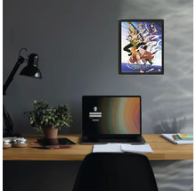 Poster One Piece înrămat pe un perete deasupra unui birou cu laptop și plantă de apartament.