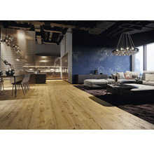 Cameră de zi și bucătărie modernă cu pardoseală din lemn aspect stejar, perete albastru texturat, tavan industrial și design deschis.