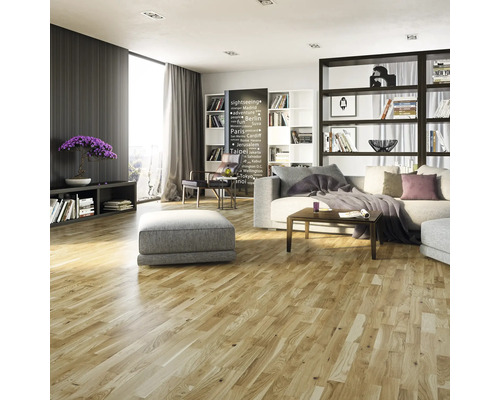 Sufragerie modernă cu parchet din stejar deschis cu aspect de punte de vapor, canapea gri și măsuță de cafea din lemn în decor luminos.