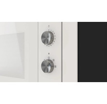 Prim-plan cu elementele de control ale unui cuptor cu microunde cu două butoane rotative pentru timp și putere.