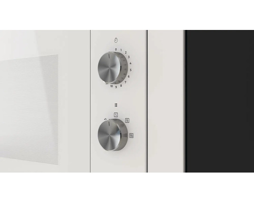 Prim-plan cu elementele de control ale unui cuptor cu microunde cu două butoane rotative pentru timp și putere.