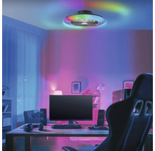 Ventilator de tavan cu iluminare LED colorată într-o cameră de jocuri modernă cu lumină ambientală.