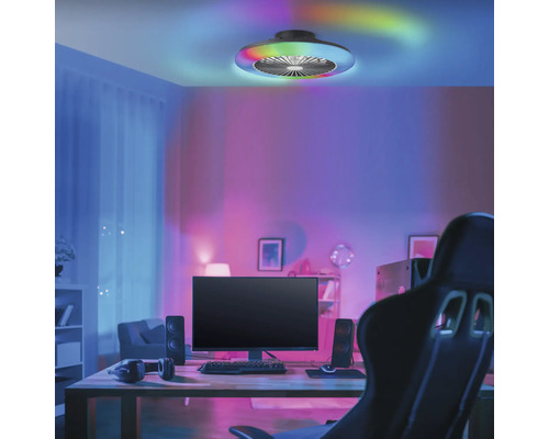 Ventilator de tavan cu iluminare LED colorată într-o cameră de jocuri modernă cu lumină ambientală.