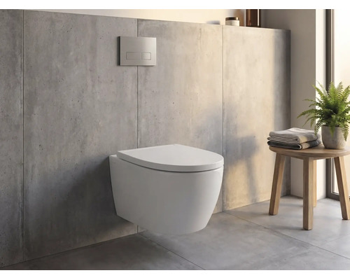 Vas WC suspendat într-o baie modernă cu aspect de beton, clapetă de acționare pe perete și un taburet din lemn cu prosoape și o plantă.
