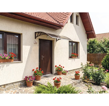 Copertină modernă pentru ușa de la intrare în formă de arc, deasupra unei uși maro pe o fațadă deschisă cu decorațiuni florale.